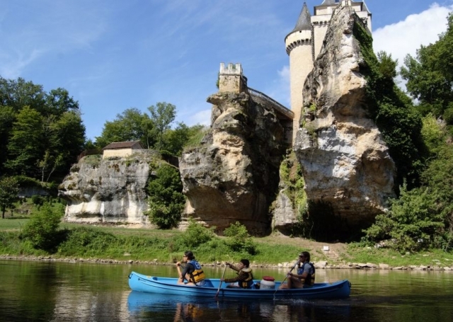 Descubrimientos únicos en canoa junto al agua 